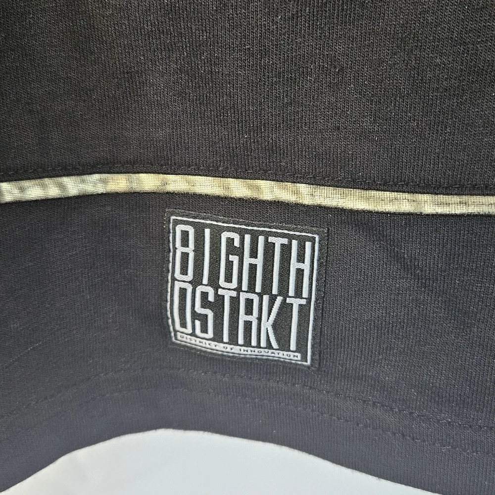 8ighth‎ Dstrkt black and gold t shirt size 2xl